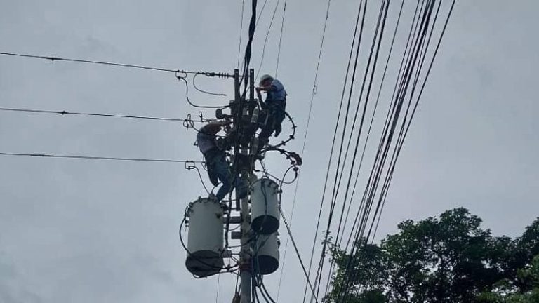 CORPOELEC: Mejoran servicio eléctrico guaireño con instalación de transformadores