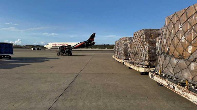 Arribó al país un cargamento con insumos y medicamentos para atender a pacientes del área de nefrología +Fotos y video