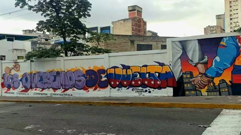 Juventud desplegada con jornada de pinta murales en defensa de la soberanía