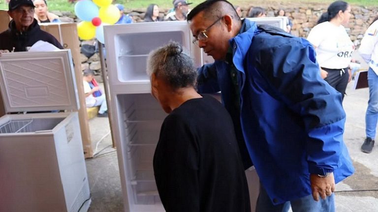 Cnel. José Manuel Suárez Maldonado en El Junko para entregar línea blanca a 193 familias +Fotos y video