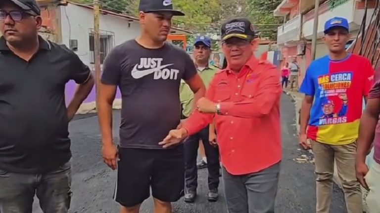 Cnel. José Manuel Suárez Maldonado colocando más de 60 toneladas de asfalto en Quenepe +Video