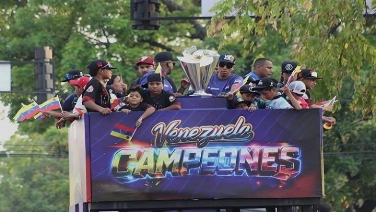 Copa del Clásico Mundial de Béisbol recorre La Guaira en un emotivo homenaje a los campeones