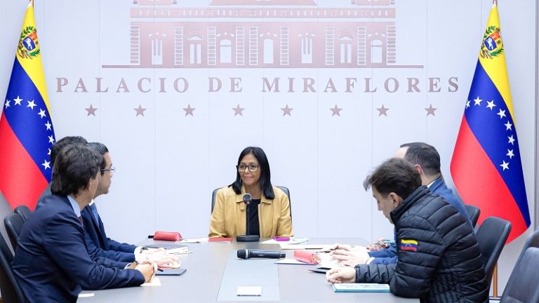 Presidenta (E) Delcy Rodríguez evalúa políticas de acción para el crecimiento económico