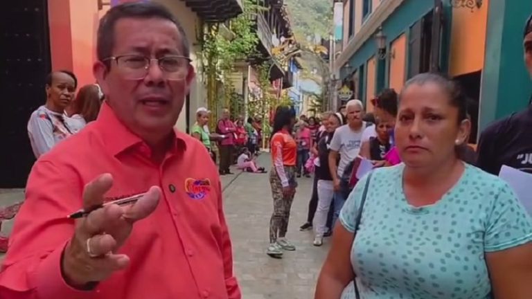 Cnel. José Manuel Suárez Maldonado recibiendo la solicitud de más de 500 personas que se vinieron con sus carticas +Video