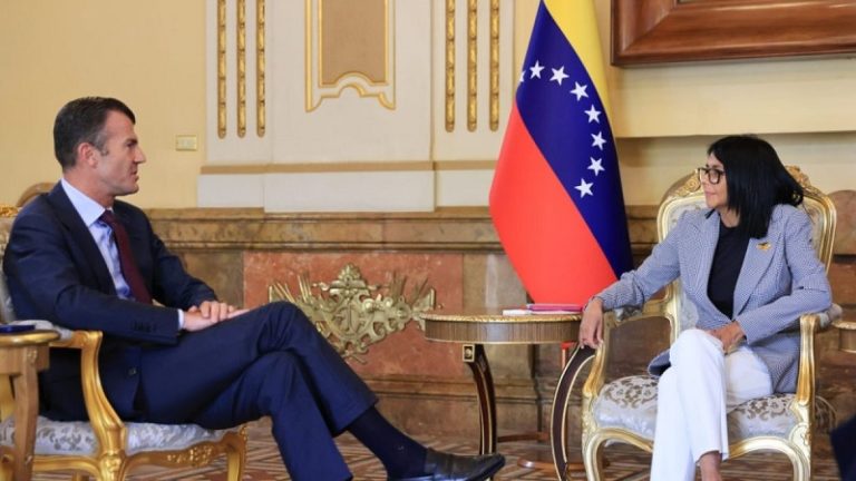 Presidenta (E) Delcy Rodríguez recibe al Secretario General de la Organización Ítalo-Latinoamericana en Miraflores +Video y fotos