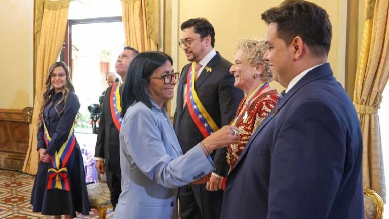 Presidenta (E) Delcy Rodríguez Gómez condecora a defensores de la Guayana Esequiba +Videos y fotos
