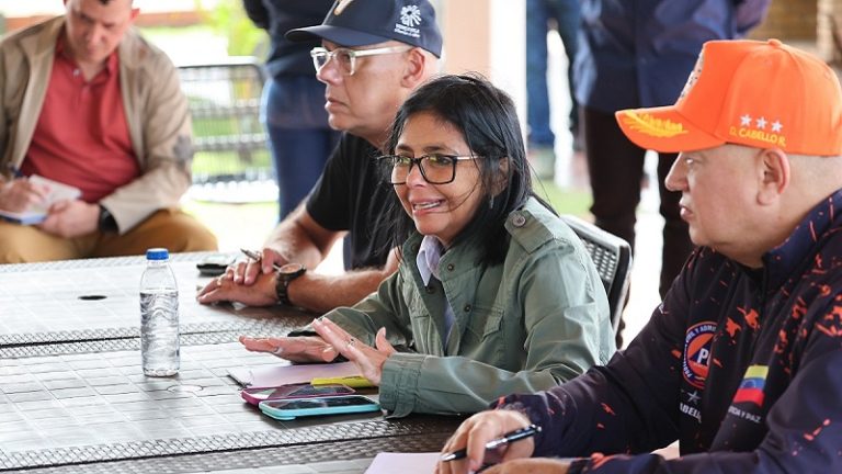 Presidenta (E) Delcy Rodríguez lidera reunión del Estado Mayor para coordinar acciones de emergencia en La Guaira +Video y fotos