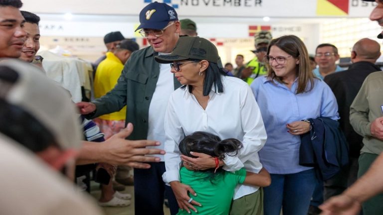 Presidenta (E) Delcy Rodríguez Gómez visita campamento transitorio en Catia La Mar +Fotos