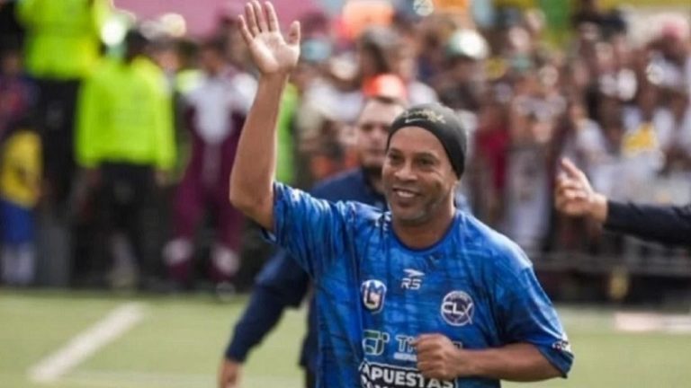 Ronaldinho deslumbró con su magia al público caraqueño en juego de exhibición