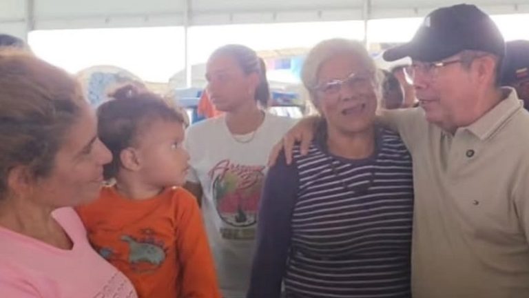 Cnel. José Manuel Suárez Maldonado visitando el campamento transitorio del Polideportivo José María Vargas +Fotos y video