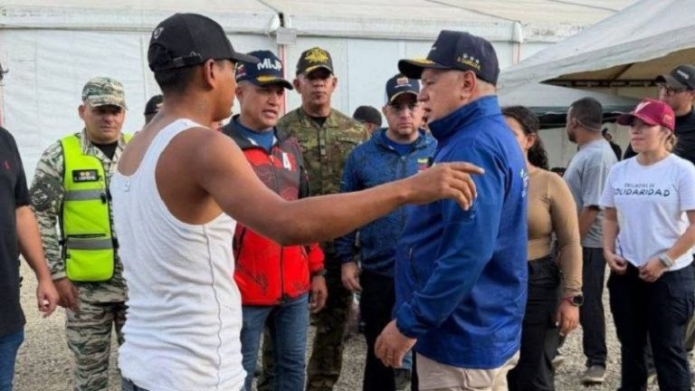 Vicepresidente sectorial Diosdado Cabello visitó a familias afectadas en el campamento transitorio en la Universidad Marítima del Caribe en Catia la Mar +Fotos y video